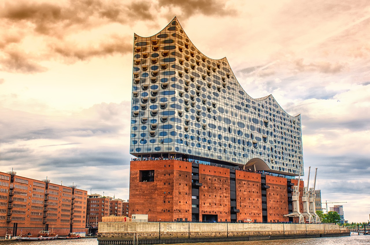 DISCOVER HAMBURG